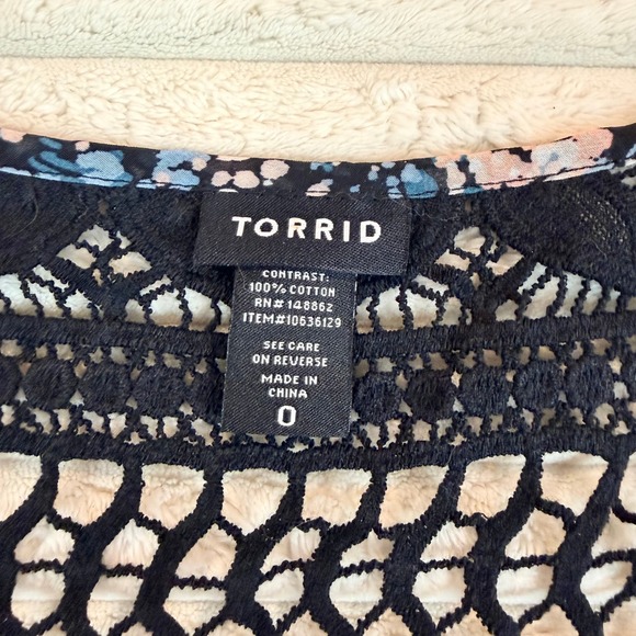 Torrid Floral Crochet Lace Tank Top Navy Pink Blue Sleeveless Blouse Size 0 - Picture 2 of 7